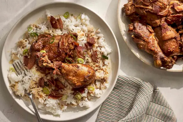 Adobo de Frango Filipino com Bacon e Folhas de Louro
