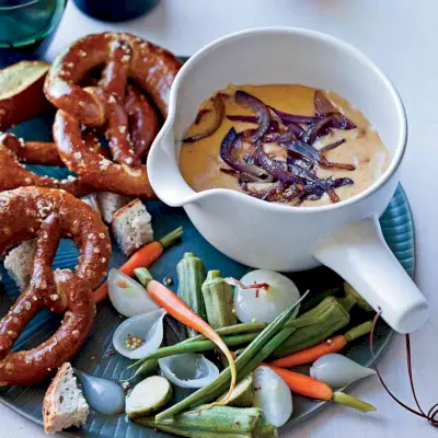 Gouda, Pancetta und Zwiebelfondue mit Brezeln. © Quentin Bacon