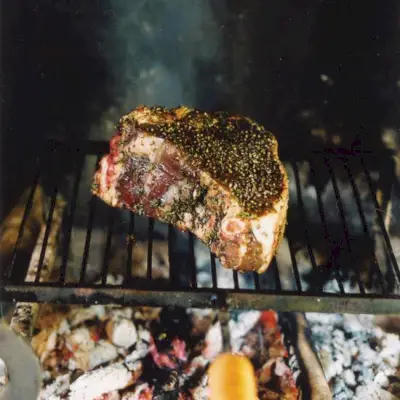 Mit Balsamico und Rosmarin mariniertes Florentiner Steak