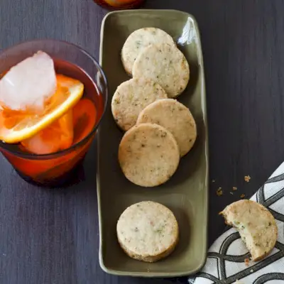 Rosmarin-, Mandel- und Parmesan-Cocktailkekse