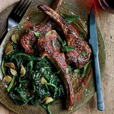Rosmarin-Knoblauch-Lammkoteletts mit Pfefferminze
