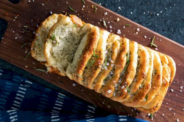Rosmarin-Knoblauch-Brot auseinanderziehen
