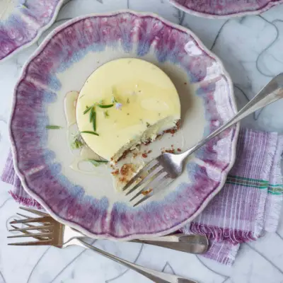 Ziegenkäsekuchen mit Rosmarin und Lavendelhonig
