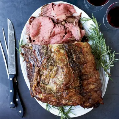 Rosmarin-Pfeffer-Rinderrippenbraten mit Steinpilzjus