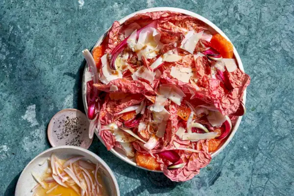 Sałatka z różowego radicchio, cytrusów i grzybów Bagna-Cauda