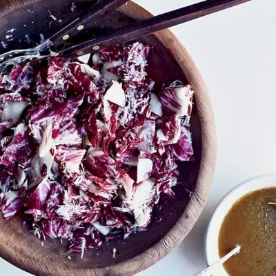 Pohľad zhora na šalát Radicchio s manchego vinaigrette podávaný v drevenej šalátovej mise.