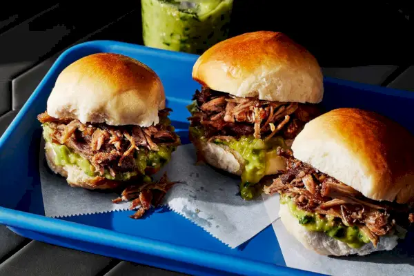 Slidery Carnitas Z Sosem Pomidorowo-Awokado