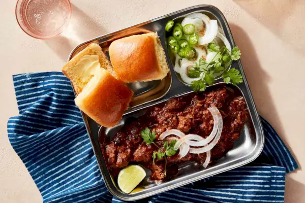 Parsi Keema Pav (mielona jagnięcina w curry w bułkach)