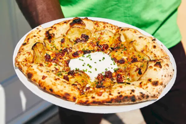 Przepis na pizzę ziemniaczaną ze śmietaną i szczypiorkiem