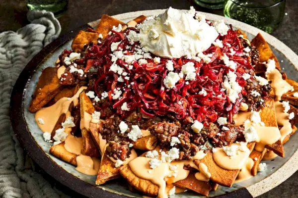 Załadowane Pita Nachos z soczewicą Chili i Feta Queso
