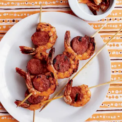 Pikantne kebaby z krewetek i chorizo