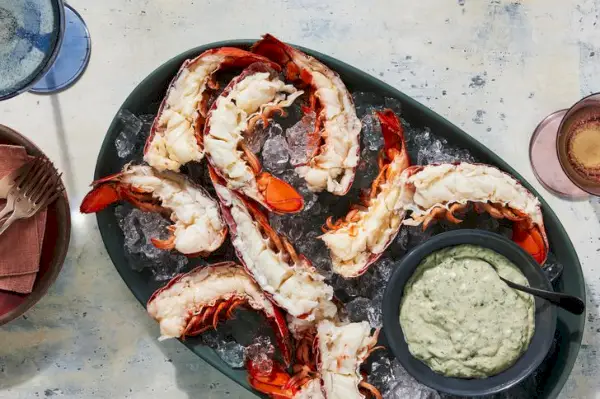 Gekühlte Hummerschwänze mit Aioli der grünen Göttin