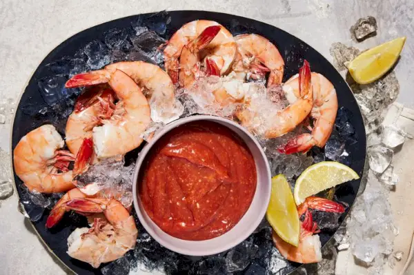 In Zitrone und Knoblauch pochierte Garnelen mit Barbecue-Cocktailsauce