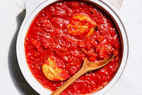 Tomatensauce mit Zwiebeln und Butter