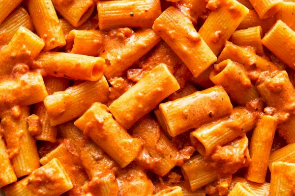 Nahaufnahme von Rigatoni mit Wodkasauce