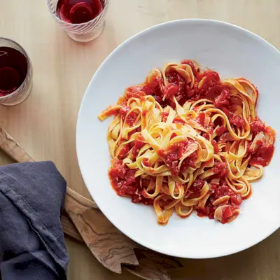 Tagliatelle mit Knoblauch-Tomatensauce