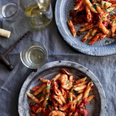 Penne mit Garnelen und würziger Tomatensauce