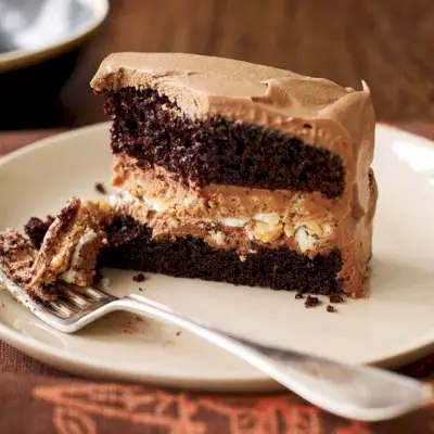 Knusprige Milchschokolade – Erdnussbutter-Schichtkuchen