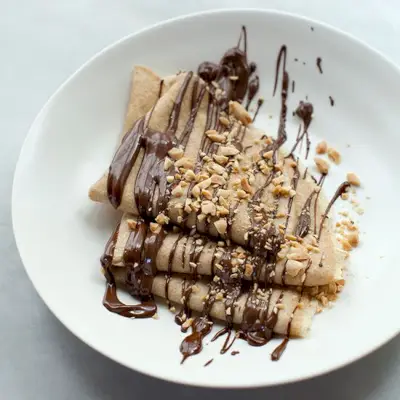 Dinkel-Crêpes mit Schokoladen-Erdnussbutter-Ganache