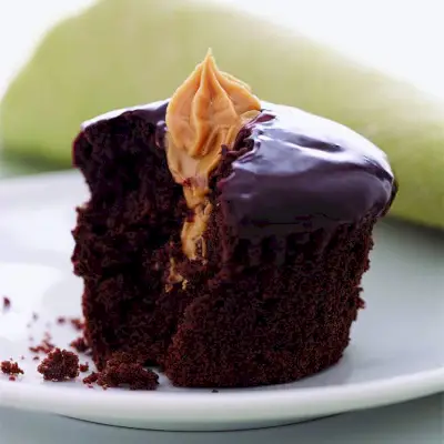 Doppelte dunkle Schokoladen-Cupcakes mit Erdnussbutterfüllung