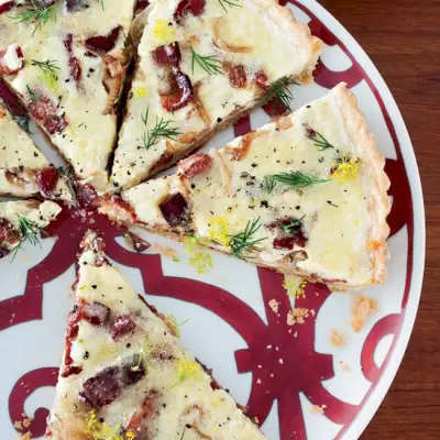 Quiche z bekonem, serem Cheddar i cebulą