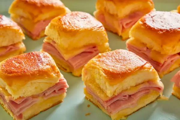 Pieczone naleśniki z szynką i serem