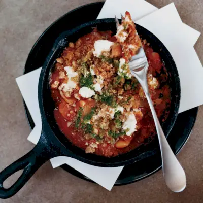Haricots de Lima géants avec compote de tomates et pesto d'origan