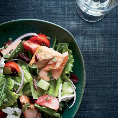 Salade grecque au saumon rôti à l'origan