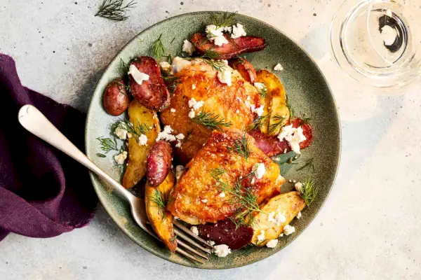 Poulet à la poêle avec pommes de terre grecques et feta
