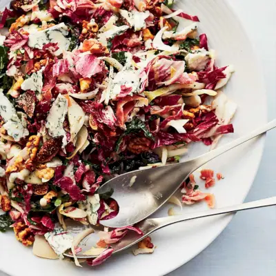 Insalata di cavolo riccio tritato con prosciutto e fichi