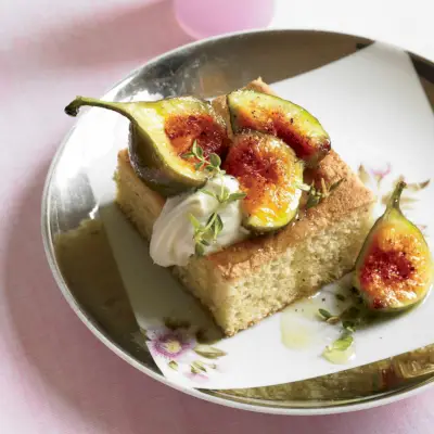 Torta all'olio d'oliva e timo con fichi e pepe nero