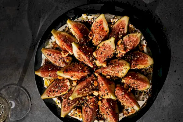 Fichi freschi con melassa di Labneh e carruba