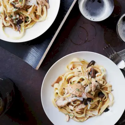 Tagliatelle con Pollo Brasato e Fichi
