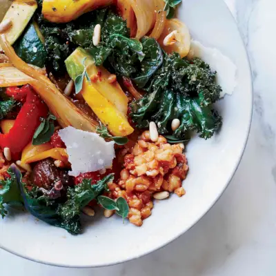 Spezzatino di farro vegetale con fichi e pinoli