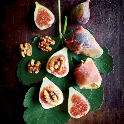 Fichi grigliati con prosciutto, noci e crema alla menta