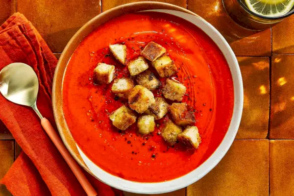 Sopa de tomate con picatostes mantecosos
