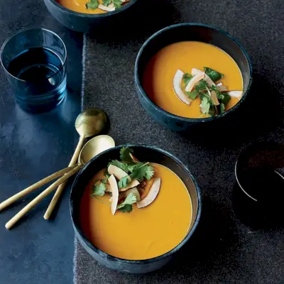 Sopa de batata y coco con curry tailandés