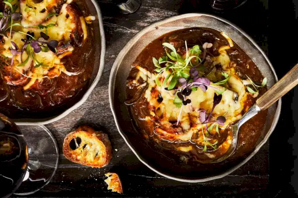 Sopa Francesa De Cebolla Con Poblano Asado