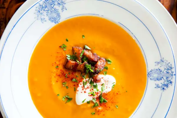 Sopa de calabaza con crema fresca y tocino