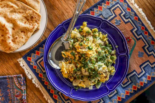 Julie Sahni Ande Ki Bhurji | Recept na miešané vajíčka s rascou a voňavými bylinkami