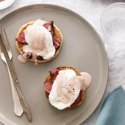 Steak a vajcia Benedikt s červeným vínom Hollandaise