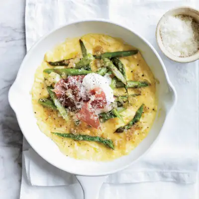 Frittata so špargľou, prosciuttom a crème fraîche.