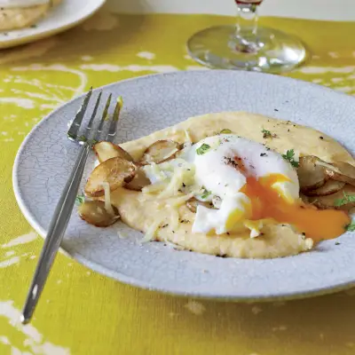 Pošírované vajcia so slnečnicou a Comté Polenta