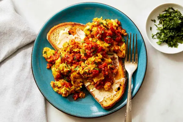 Vajcia Bhurji nad toastom