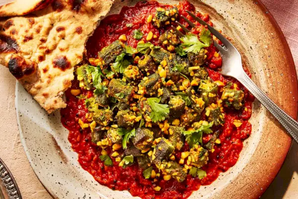 Bhindi Masala z Pomidorową Tarką (Smażona Okra z Pomidorami i Przyprawami)