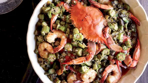 Okra Gumbo z niebieskimi krabami i krewetkami