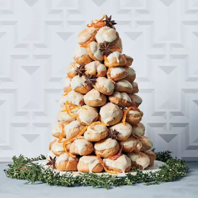 Orangen-Anis-Croquembouche mit weißer Schokolade