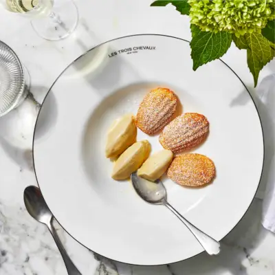 Mandel-Madeleines mit Pfifferlinge-Eis