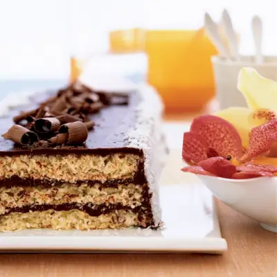 Dreischichtiger Schokoladen-Makronen-Kuchen