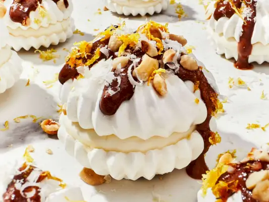 Haselnuss-Creme-fraiche-Baiser mit Parmesan und Zitrone